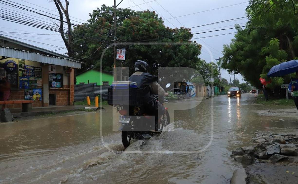 Las salidas de varias colonias resultaron bloqueadas ante el caos vial y las calles inundadas. 