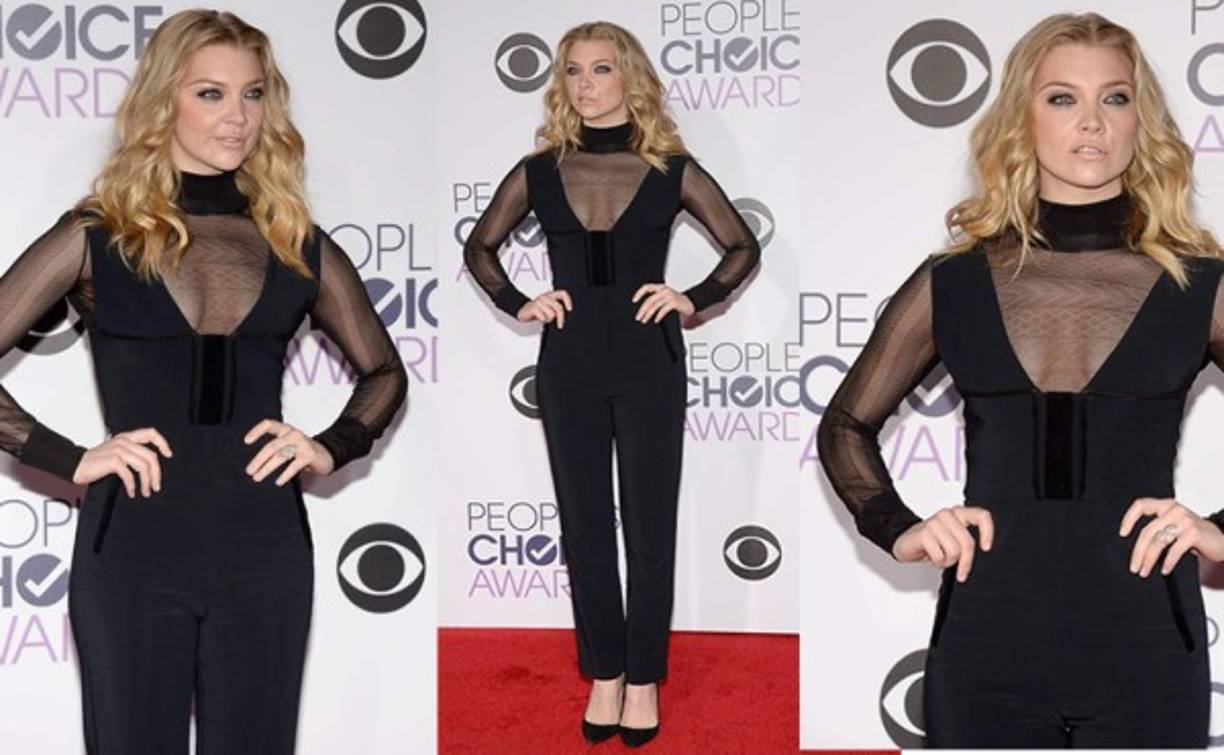 Natalie Dormer con una blusa cuello de tortuga con transparencia y escote V. Una forma sensual de llevar este escote en jumpsuit o blusa pantalón.