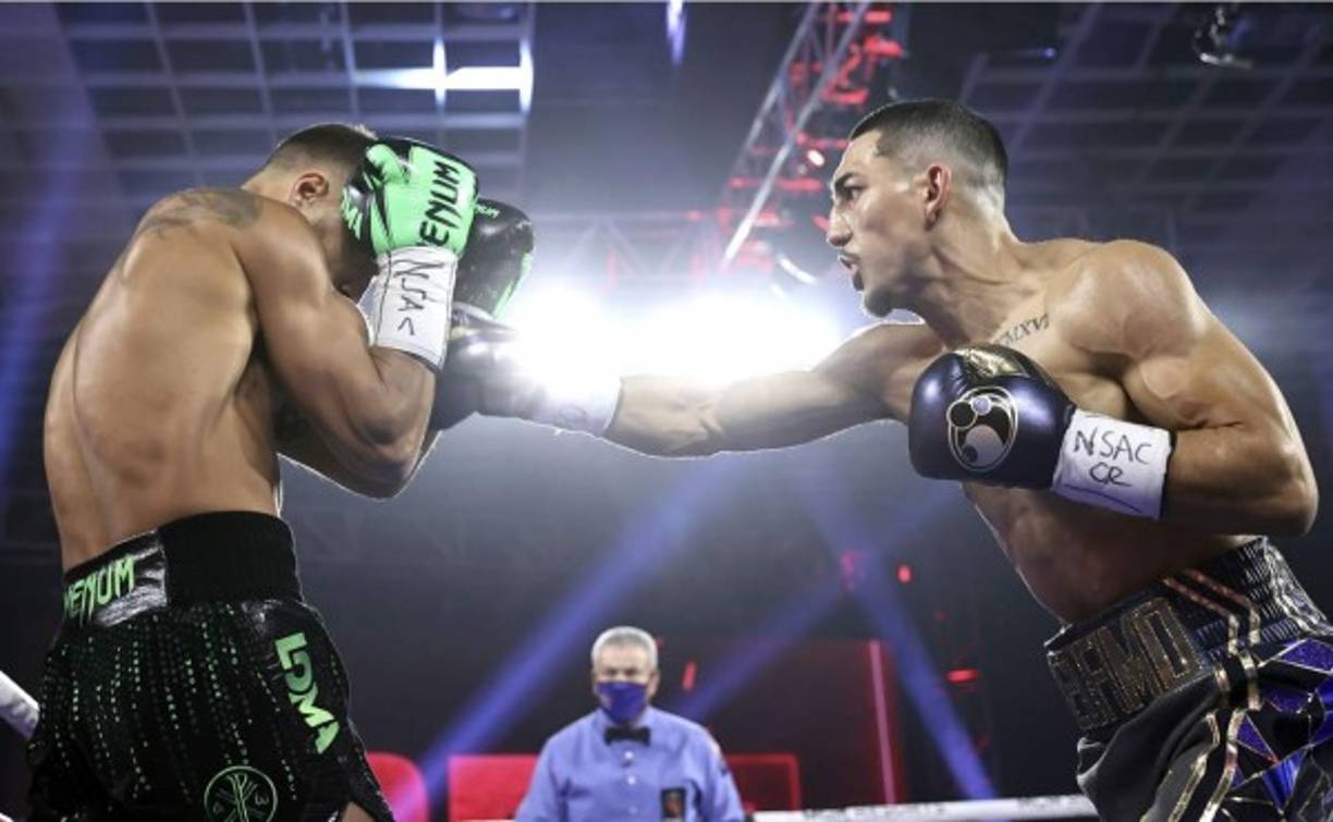 El primer round fue de estudio. López fue un poco más activo y Lomachenko se defendió mucho.