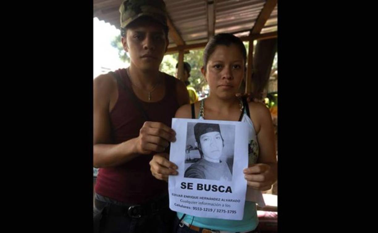Hondureño desaparece en cita con mujer que conoció por Facebook. Con la emoción de que iba a conocer en persona a la atractiva mujer con la que mediante las redes sociales tuvo conversaciones salió de su casa el pasado martes 20 de septiembre para no volver más. Esa es la historia del joven Eduar Enrique Hernández (de 23 años de edad), quien es padre de un niño de dos años y una bebé de tres meses. Este joven es buscado desesperadamente por sus seres queridos, quienes no tienen conocimiento de su paradero desde hace nueve días. La familia teme una trampa, ya que rastrearon el perfil de la supuesta mujer y es un montaje.
