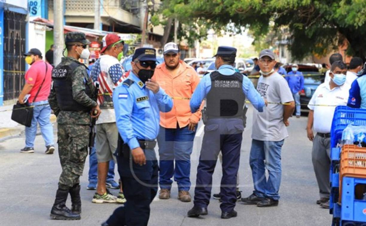 La Policía acordonando la escena del punto donde se registró la muerte de las seis personas.