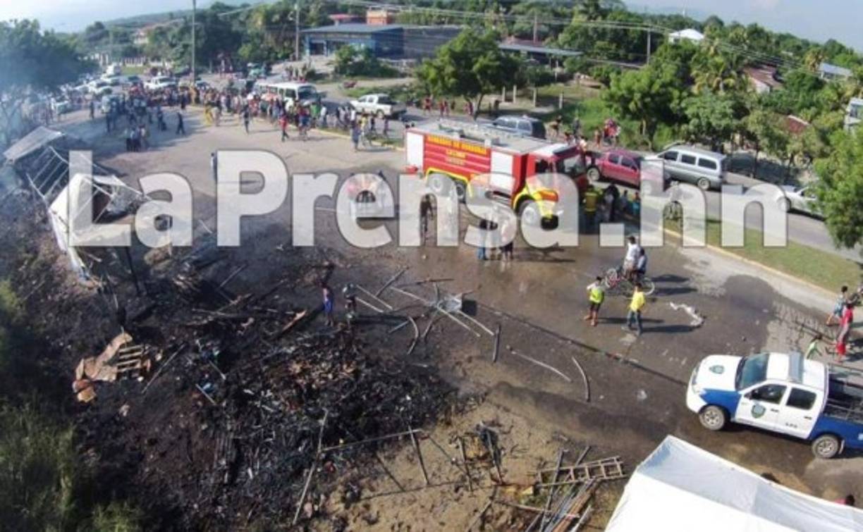 Siete puestos de venta de pólvora quedaron destruidos, según los bomberos.