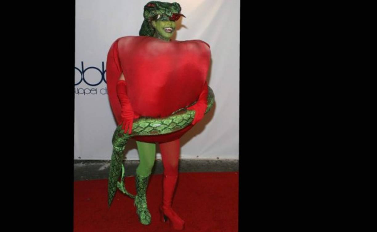 En 2006, la modelo fue una tentadora serpiente y manzana.