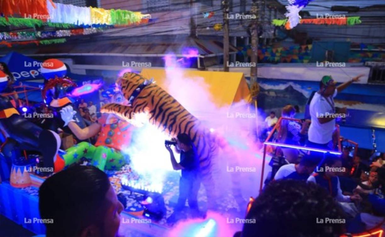 Según el comité encargado de la feria, para ayer se esperaban más de 250,000 personas presenciando los desfiles y disfrutando el carnaval. Foto: Melvin Cubas.