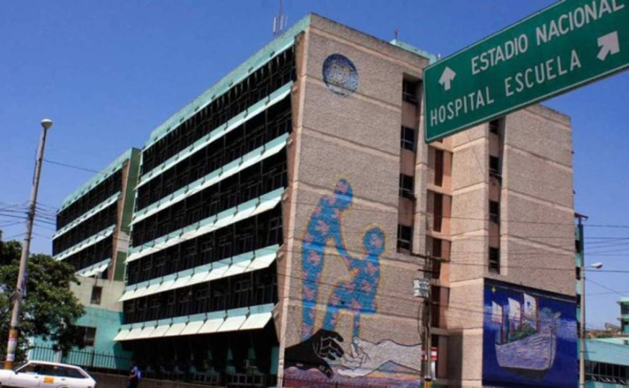 Una persona murió este viernes en el Hospital Escuela Universitario (HEU) de Tegucigalpa después de resultar herido en un tiroteo registrado hoy en la colonia Guillén. 'Se trata del joven Anderson David Ártica Zepeda, de 26 años', dijo el periodista Miguel Osorio, vocero del HEU. Los heridos son Josué Daniel Ártica (13), quien tenía daños en uno de sus brazos y en el abdomen, y José Ramón Pineda (47), herido en una de sus piernas.