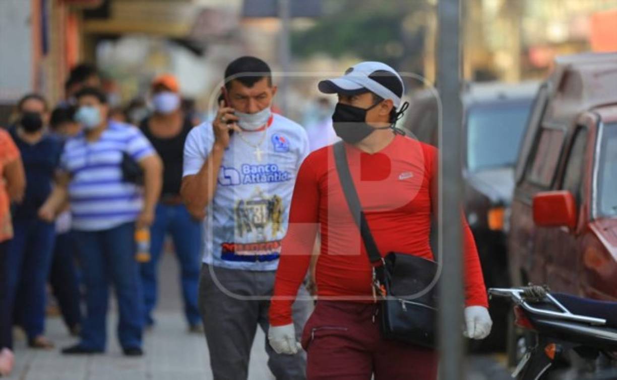 El distanciamiento, el gel antibacterial y el uso de la mascarilla es esencial para que el virus no entre al cuerpo.