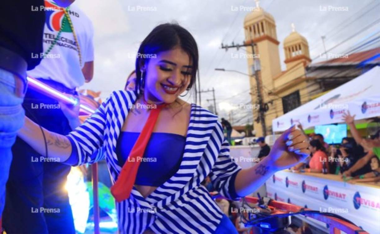 Los hondureños aprovecharon el fin de semana para visitar La Ceiba, conversar con su gente y disfrutar el cierre de la feria. Foto: Melvin Cubas.