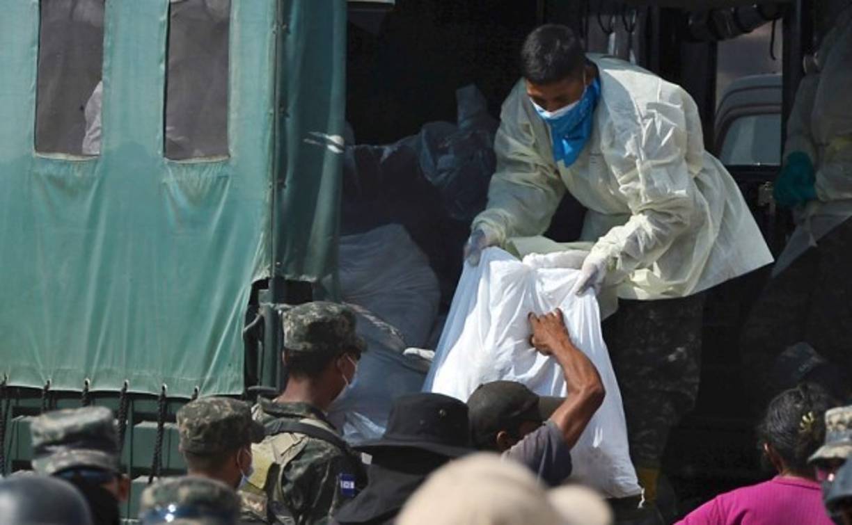 Sin embargo, indicaron que continuarán la protesta en apoyo a las familias que aún no reciben su ración de alimentos como parte de la campaña 'Honduras Solidaria', impulsada por el Ejecutivo para cubrir necesidades de las personas en situación de pobreza y que no pueden salir a trabajar debido a las medidas impuestas para detener la propagación del COVID-19.