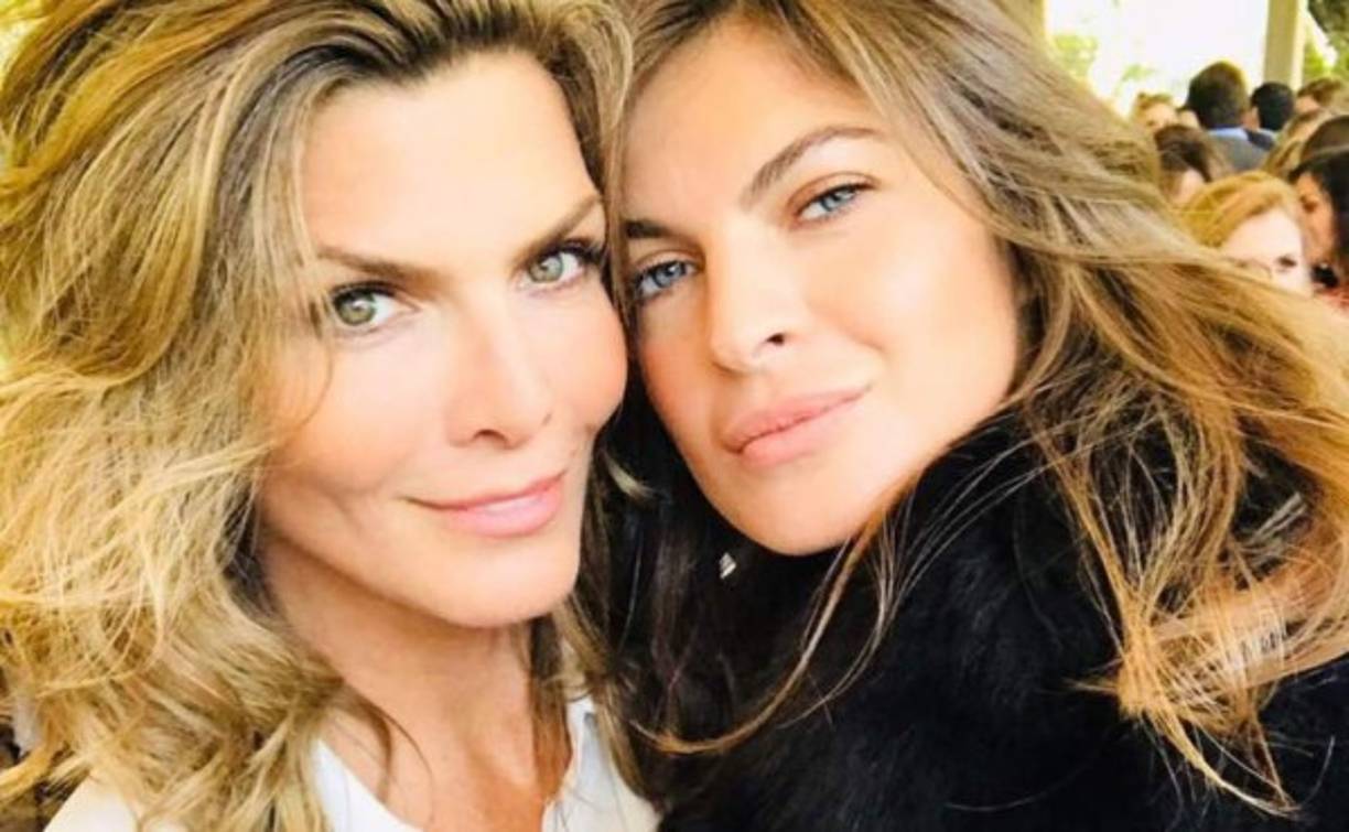 Montserrat Oliver y su novia no pierden oportunidad de demostrar públicamente el amor que se tienen.