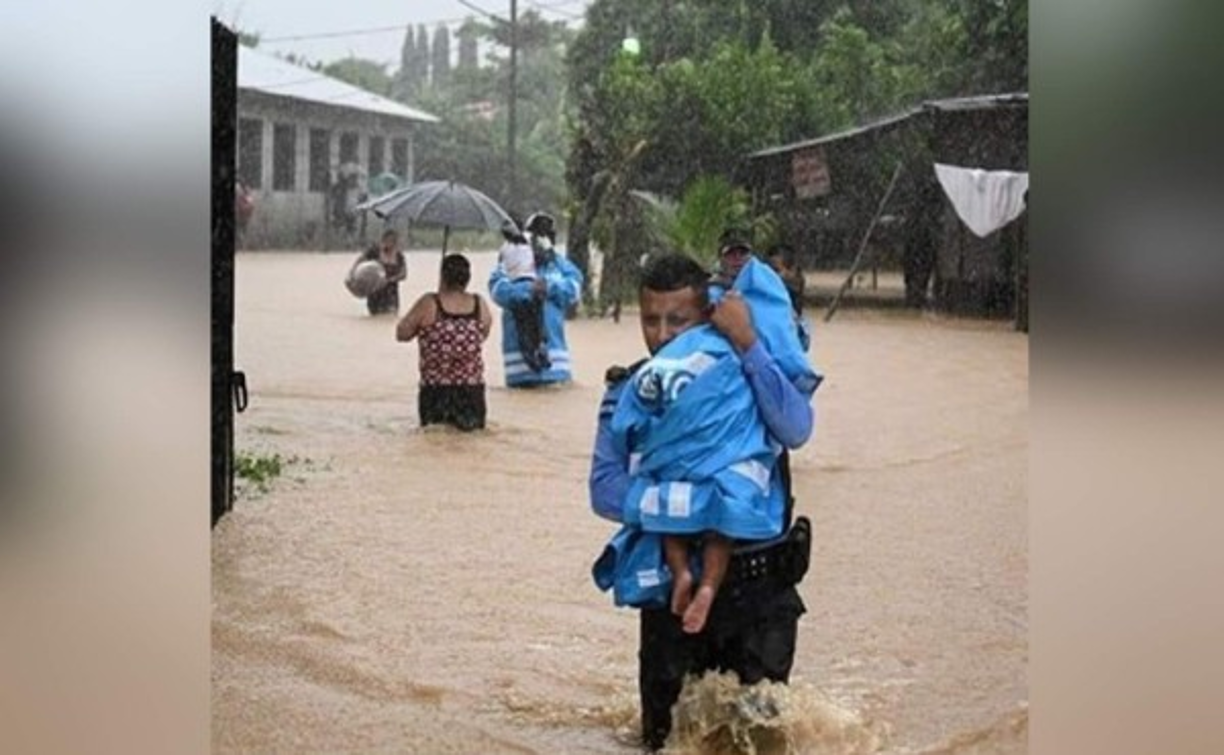 El jueves Eta salió de Honduras, pero dejó una estela de dolor con una veintena de muertos y pérdidas millonarias a la infraestructura y economía que aún no han sido cuantificadas, en un país también golpeado por la pandemia de la covid-19 que de nuevo clama por ayuda internacional.