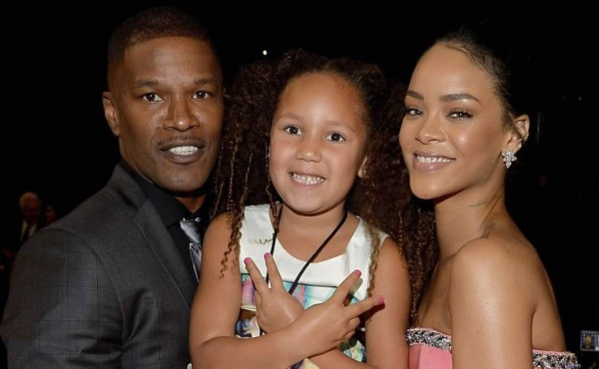 Rihanna saluda a Jamie Foxx y su hija Annalise Bishop.