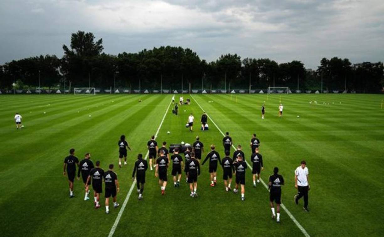 Al inicio del entrenamiento hubo alegría, bromas entre los jugadores y varias caras nuevas de los recién contratados.