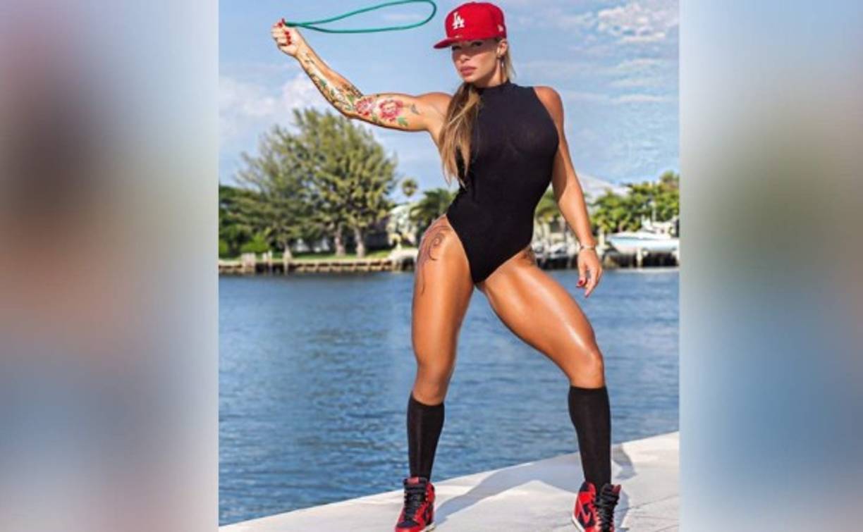 Zoe Gregory, es una modelo Playboy británica, que se ha encargado de poner en duda el amor de Alex Rodríguez por Jennifer López.