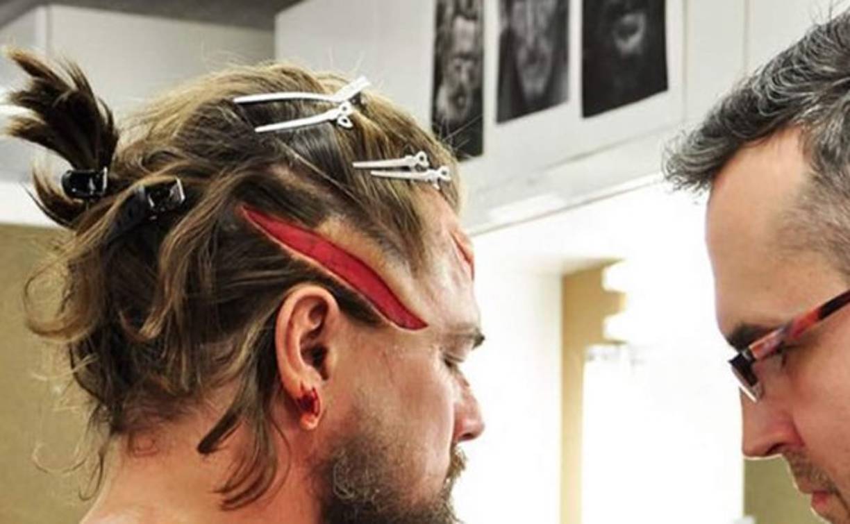 Duncan Jarman investigó parte de la historia de Hugo Glass, con el objetivo de hacer aún más reales las lesiones que sufre el personaje en consecuencia de un enfrentamiento que el cazador tuvo con un oso enorme.