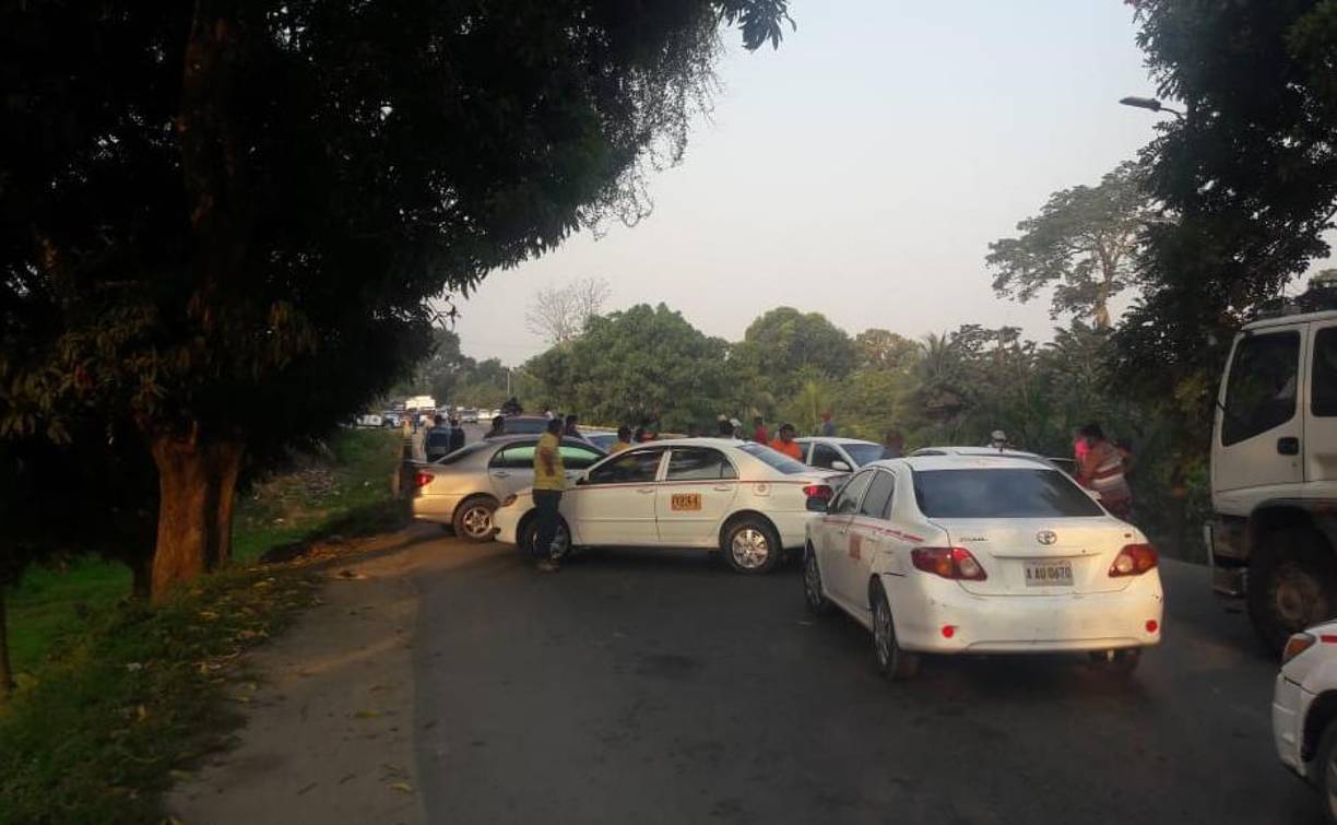 Los taxistas cerraron múltiples pasos en el país. 