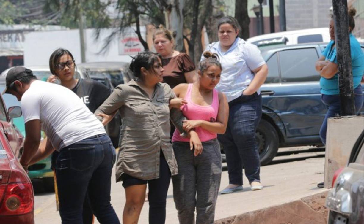 La esposa de Roberth llegando a la morgue para reclamar el cuerpo.