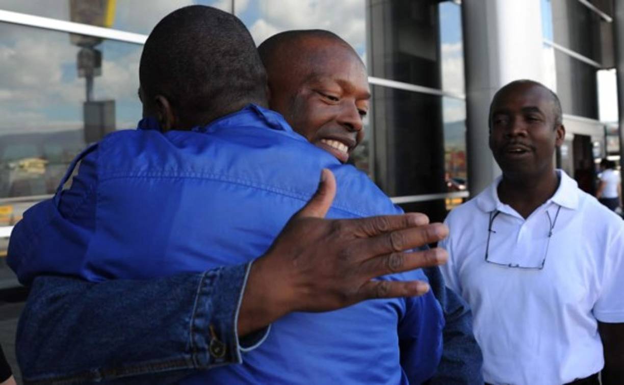 En medio de lagrimas y abrazos familiares y amigos recibieron a Amílcar Colón.