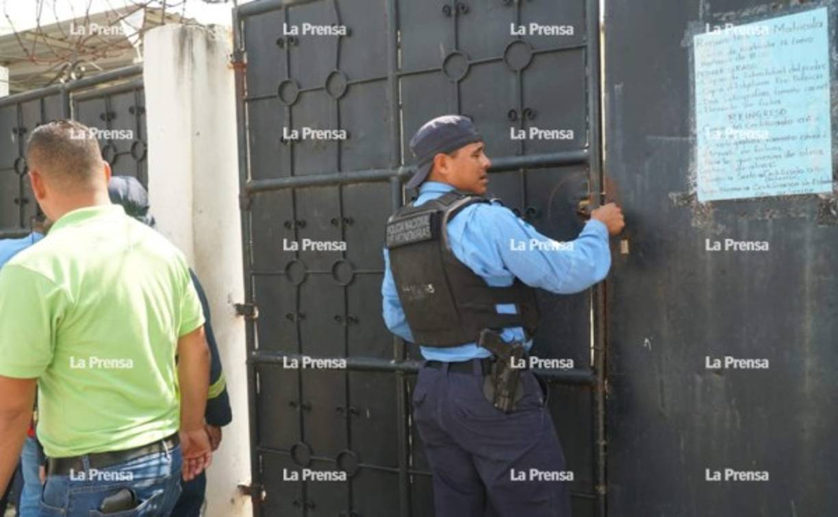 Los agentes policiales tocaron portones para entrar a las casas del sector y encontrar a los supuestos ladrones, pero no los pudieron capturar.