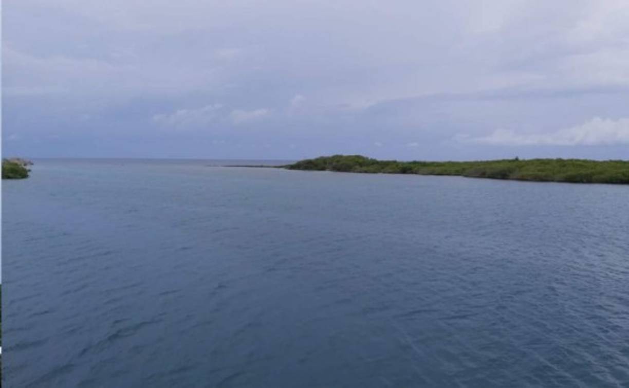 En esta imagen se muestra bastante humedad y un cielo totalmente nublado en Brick Bay, Islas de la Bahía.
