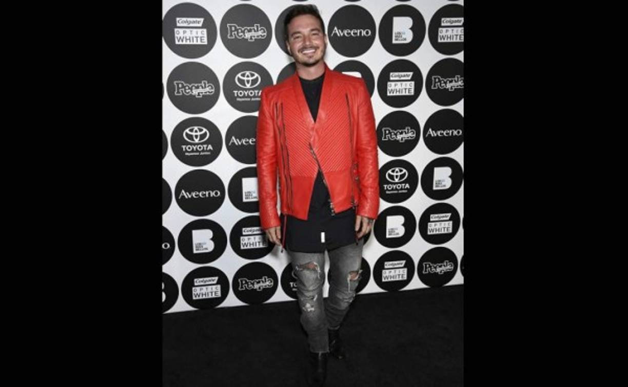 J BALVIN. El cantante colombiano optó por una chaqueta roja de cuero de Balmain que conjuntó con una camisa y botas de Saint Laurent.