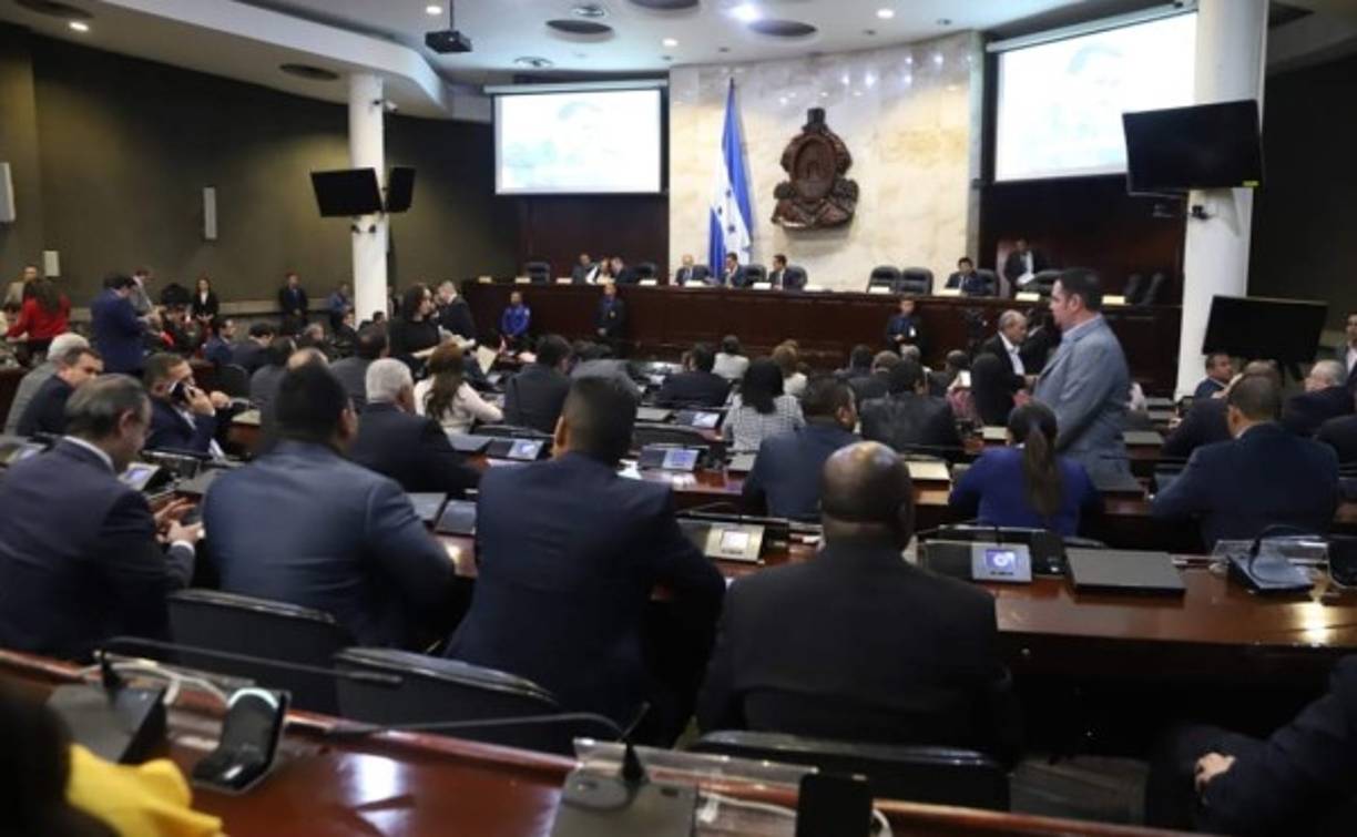 Momento antes de que iniciara el relajo de los diputados de Libre.
