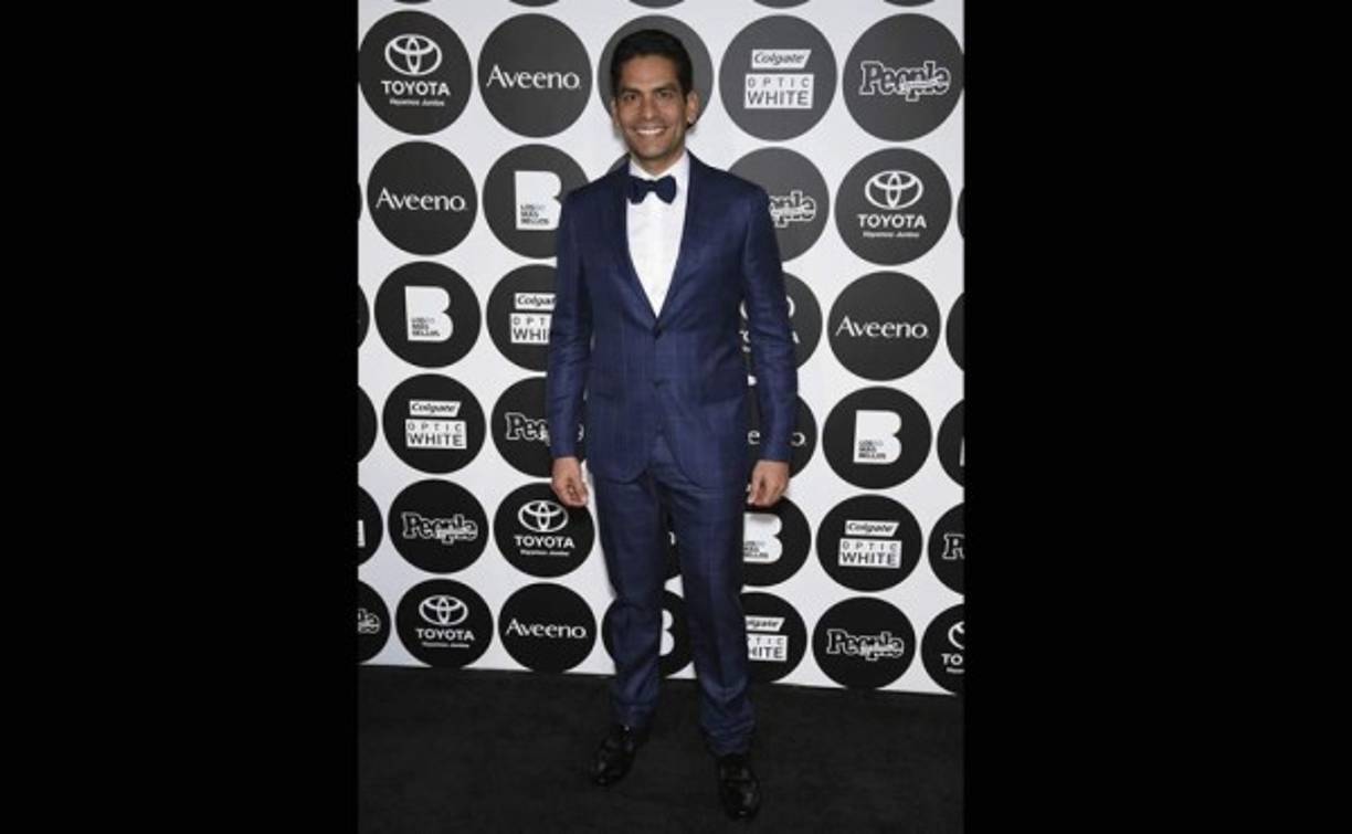 ISMAEL CALA. El periodista cubano eligió un traje azul de cuadros de Carolina Herrera.