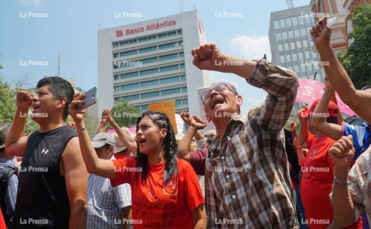 Los manifestantes pidieron se haga un alto a las presiones y peticiones sexuales a cambio de beneficios laborales, los gritos y malos tratos, el desprestigio malintencionado, discriminación, intimidación y falsas acusaciones.