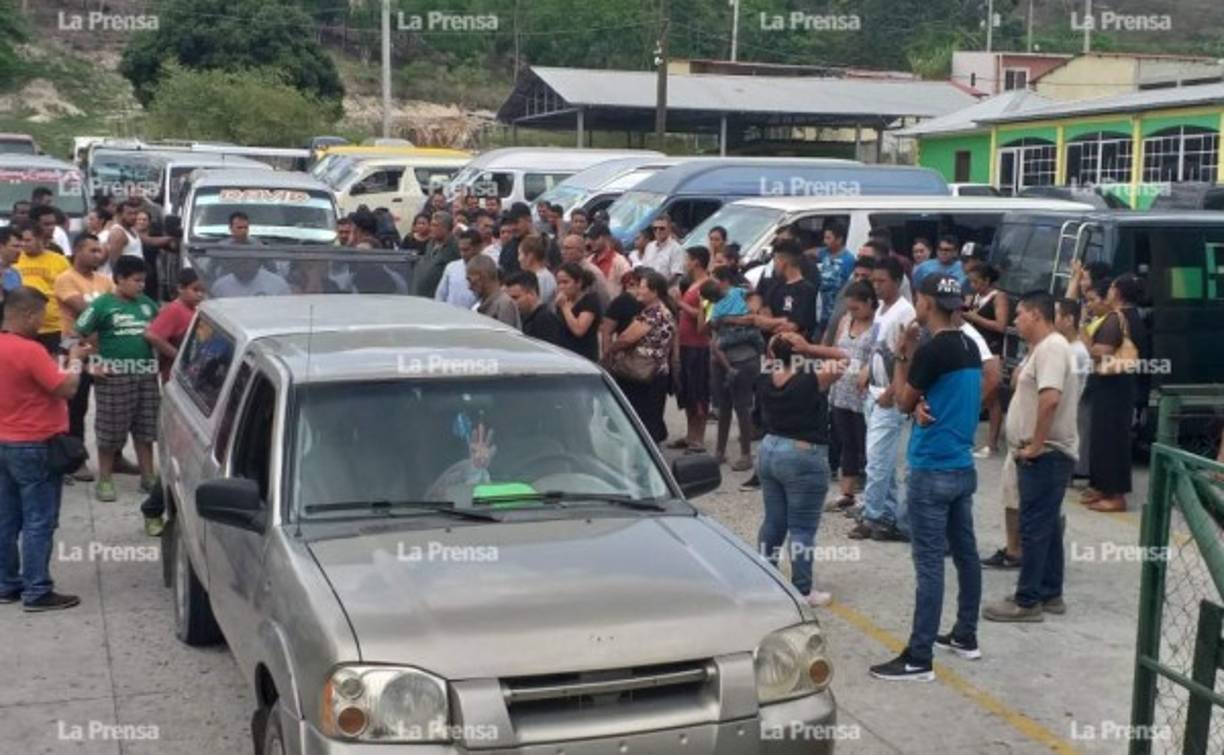 Varios compañeros de labores asistieron al entierro de Melvin Mejía Benavides.