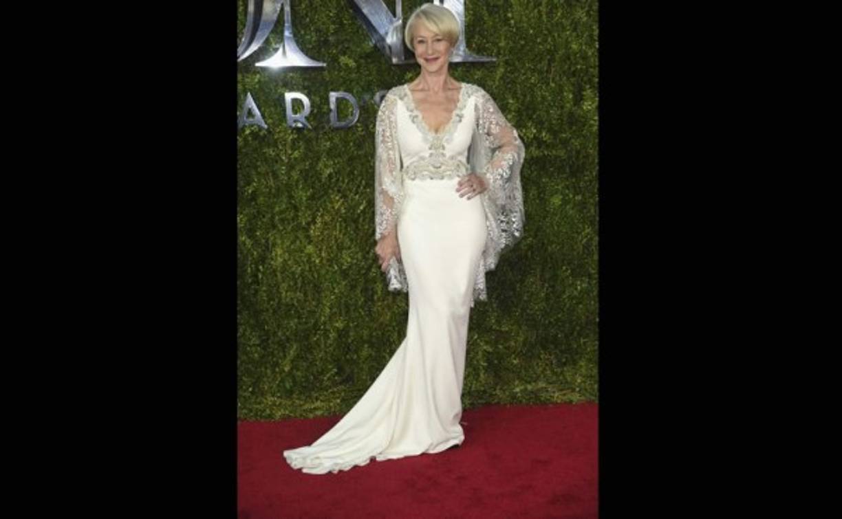 Helen Mirren. La actriz eligió un vestido en color perla con escote V y mangas hechas de encaje de Badgley Mischka.