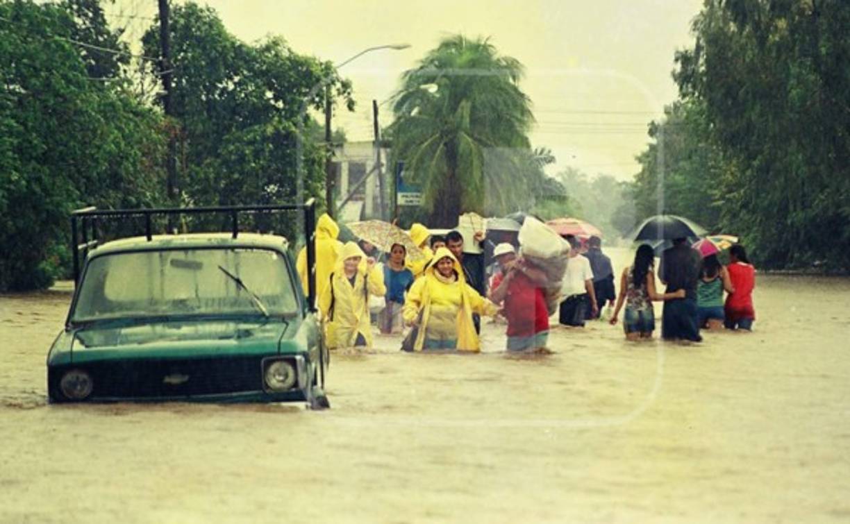 Se estima, además, que resultó seriamente dañado el 60% de la infraestructura vial del país, pues quedaron inutilizados 424 caminos y 107 carreteras, y destruidos 189 puentes, incomunicando en mayor o menor grado a 81 ciudades.