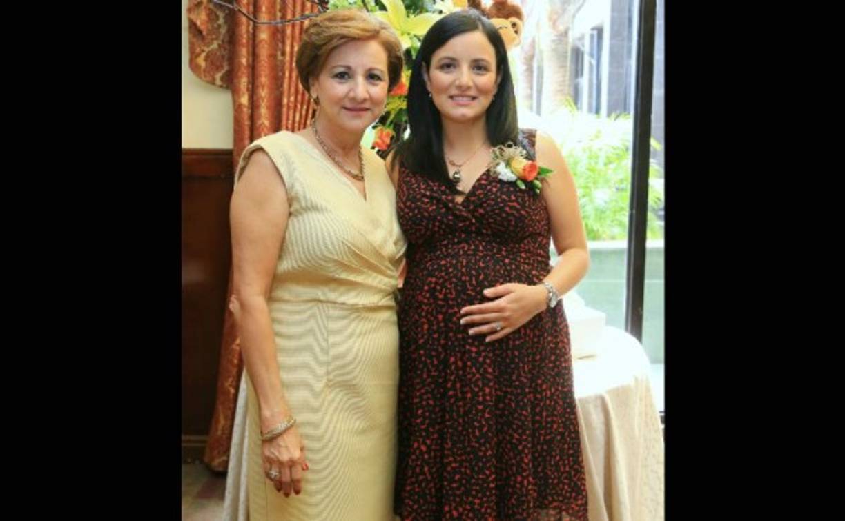 Lizeth Simón de Nassar y Claudia Nassar de Little compartieron felices en este encuentro de mañanita.