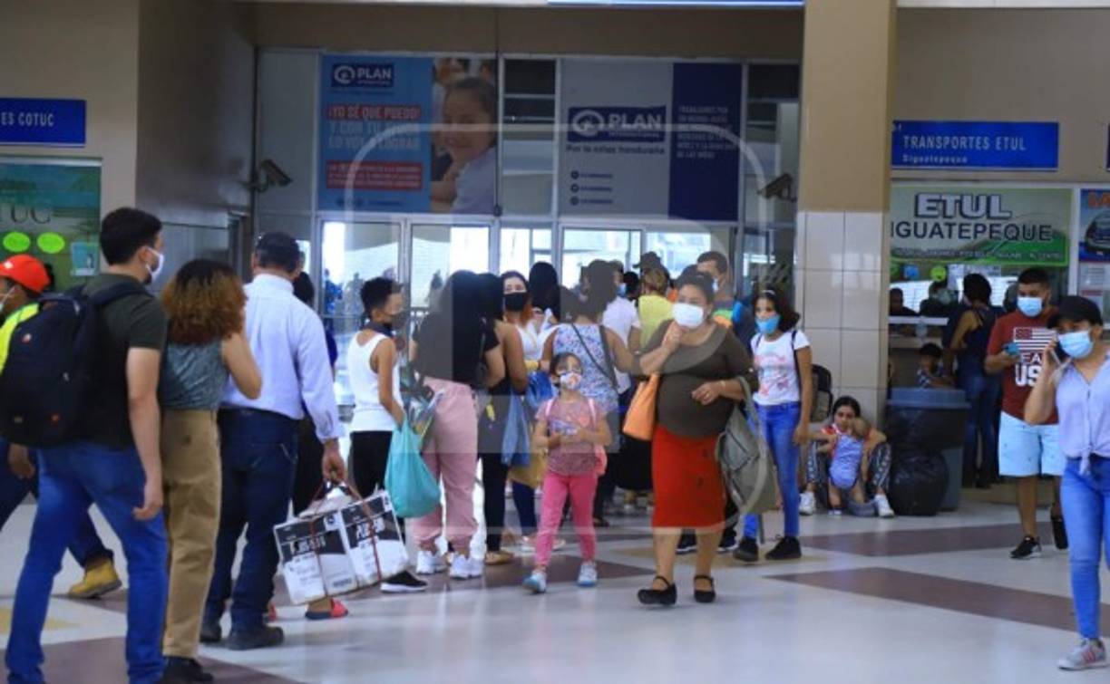 Los viajeros hicieron largas filas para poder abordar los buses.