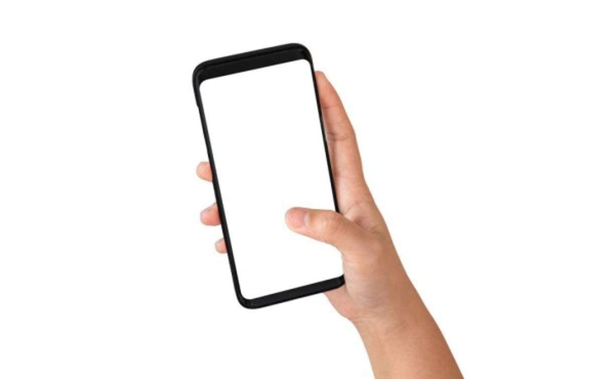 #1. Lo sostienes con una mano<br/><br/>Esta forma de sostener el teléfono significa que eres una persona muy segura. Sujetar solo con una mano y gestionar las ventanas, pestañas y el teclado solo con tu pulgar, es propia de quienes están dispuestos a tomar riesgos, pero con prudencia y control de lo que ponen en juego.<br/><br/>En las relaciones personales, puede que seas lo contrario. Te gusta tener tiempo suficiente para tomar las decisiones necesarias sin apuro ni presión innecesaria. Debido a esto, algunos te verán como alguien aislado y muy reservado.