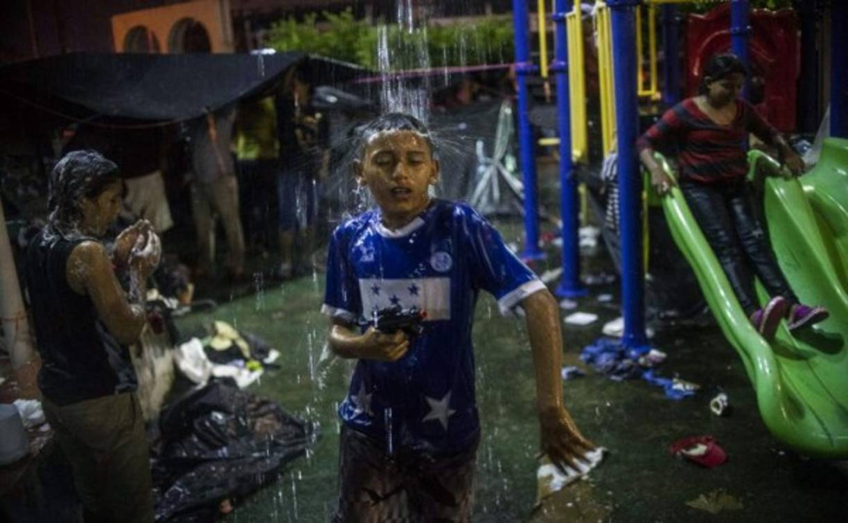 Miles de migrantes que integran la caravana han vivido momentos de cansancio, deshidratación e insolación en su travesía hacia EEUU.