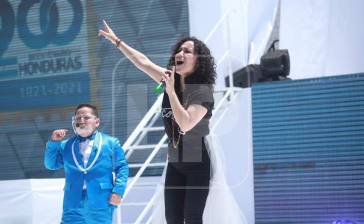 Artistas sobre el estrado para cantarle a Honduras en sus 200 años de independencia.