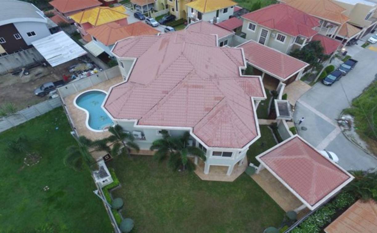 La Operación Relevo II se ejecutó la mañana de este jueves contra socios de los hermanos Valle Valle. Esta imagen corresponde a residencial Casa Maya II de San Pedro Sula.