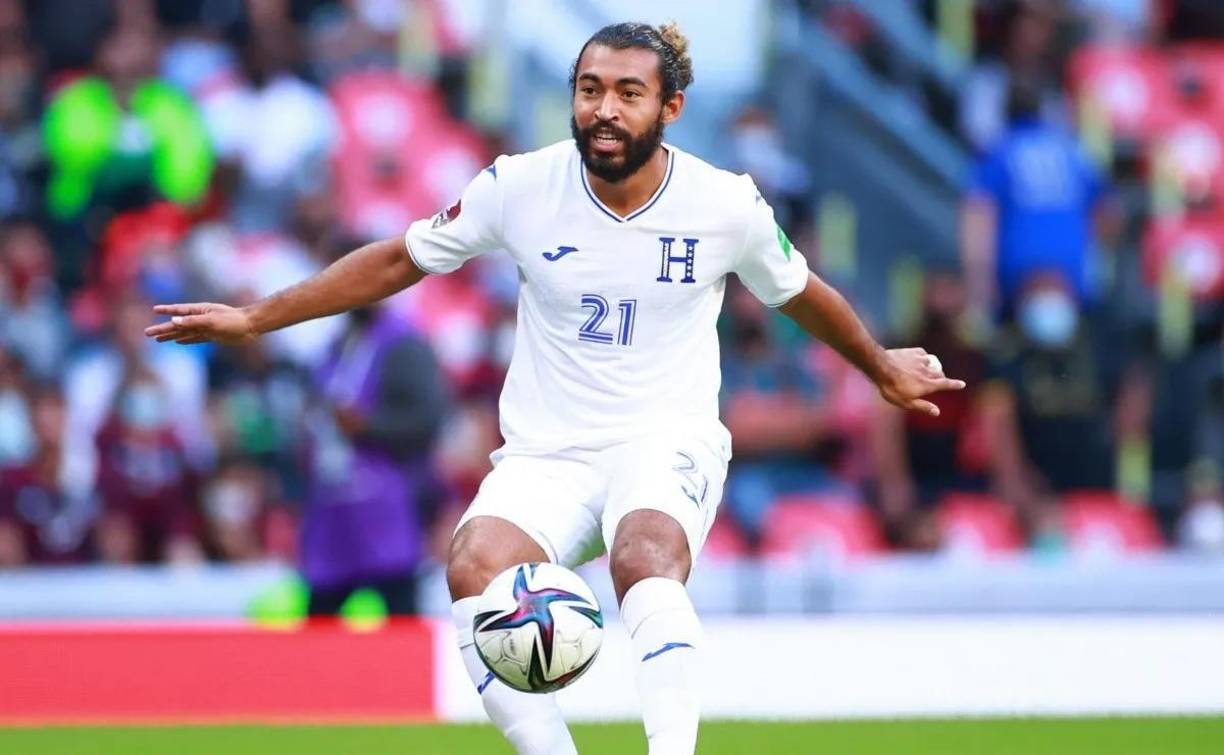 Danny Acosta debutó con la selección de Honduras ante El Salvador en el estadio Cuscatlán. Inclusive llegó a jugar en el estadio Azteca ante México.