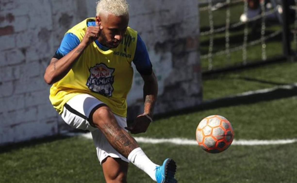 Mundo Deportivo asegura que el agente Pini Zahavi, que fue clave en su fichaje por el PSG, es ahora el intermediario que está hablando con varios clubs de nivel para salir de la cárcel de oro del Parque de los Príncipes, la misma de la que no pudieron escaparse en su día Thiago Silva, Marquinhos, Ángel di María o Marco Verratti, seducidos todos ellos por el Barça.