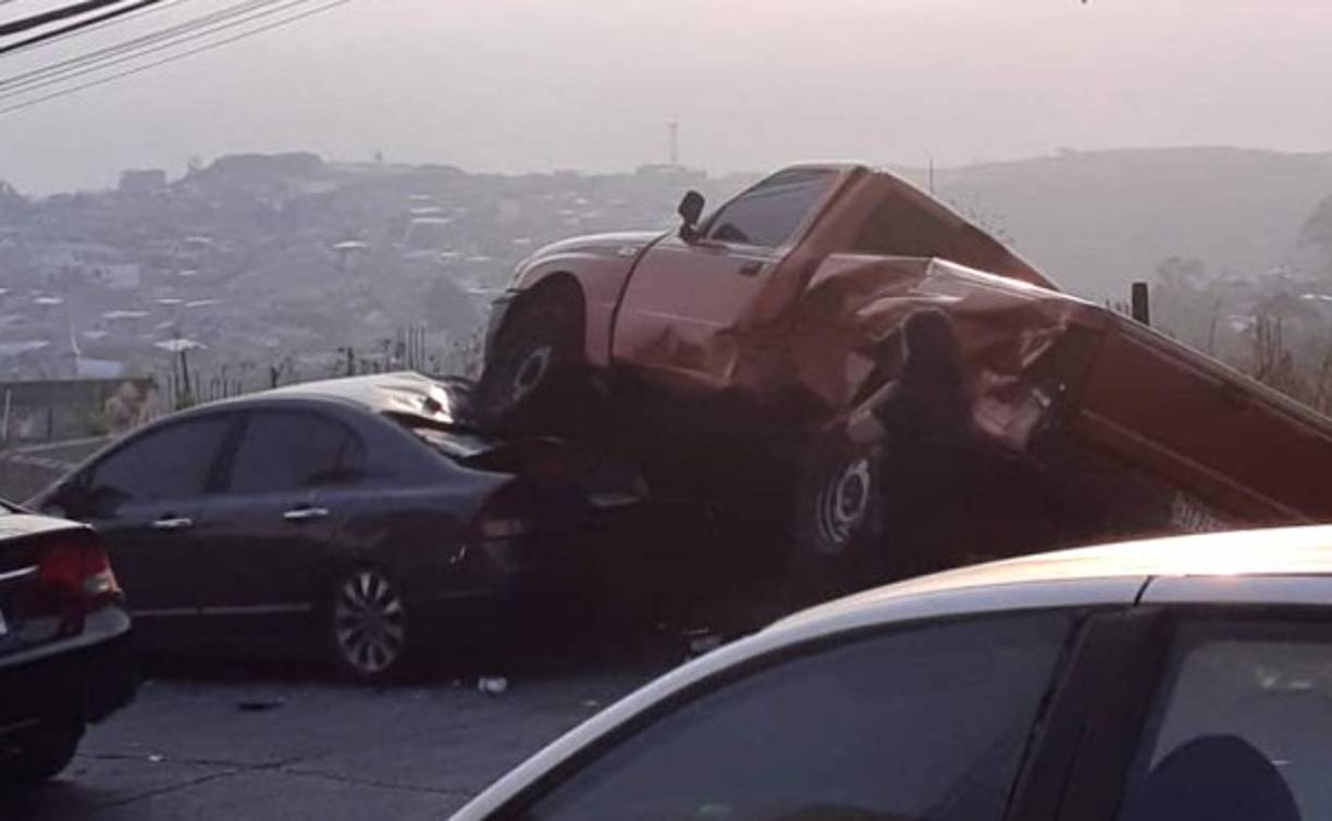 Los vecinos y otras personas afectadas salieron de sus casas al escuchar los golpes y quedaron asombrados al ver el resultado. Este carro pick up quedó sobre un turismo; ambos estaban estacionados.
