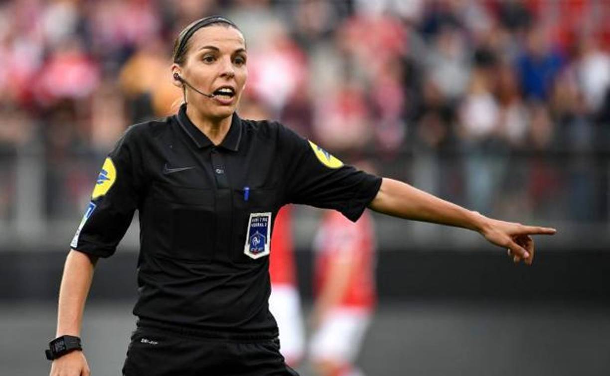 <b>Frappart (Central) : D</b>irigió los más grandes torneos femeninos, incluidas finales de mundiales, en 2019 se convirtió en la primera mujer en arbitrar la final de la Supercopa masculina (Liverpool-Chelsea) y en 2020 fue la primera en dirigir un encuentro de Champions (Juventus-Dinamo Kiev).