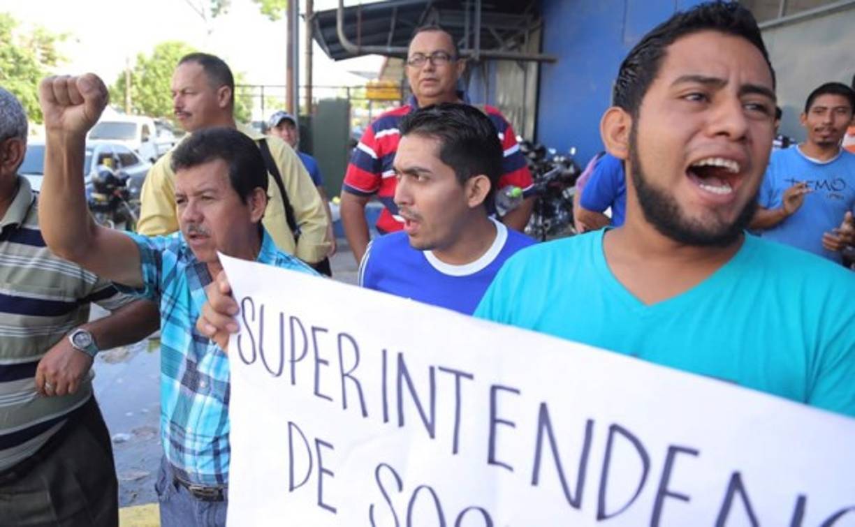 Trabajadores de producción de diario Tiempo se sumaron a la protesta donde amenazan con cerrar el medio de comunicación de los Rosenthal por falta de pago.