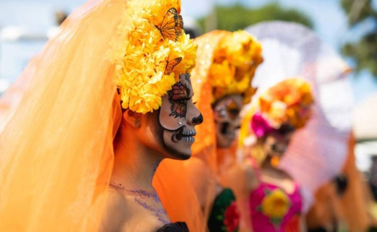 'Venimos así porque es una forma de luchar contra las tradiciones que opacan nuestras tradiciones como el Día de Muertos de Pixar (productora estadounidense) cuyo único objetivo es lucrar', comentó Eduardo Esquivel, caracterizado como Diego Rivera.<br/>