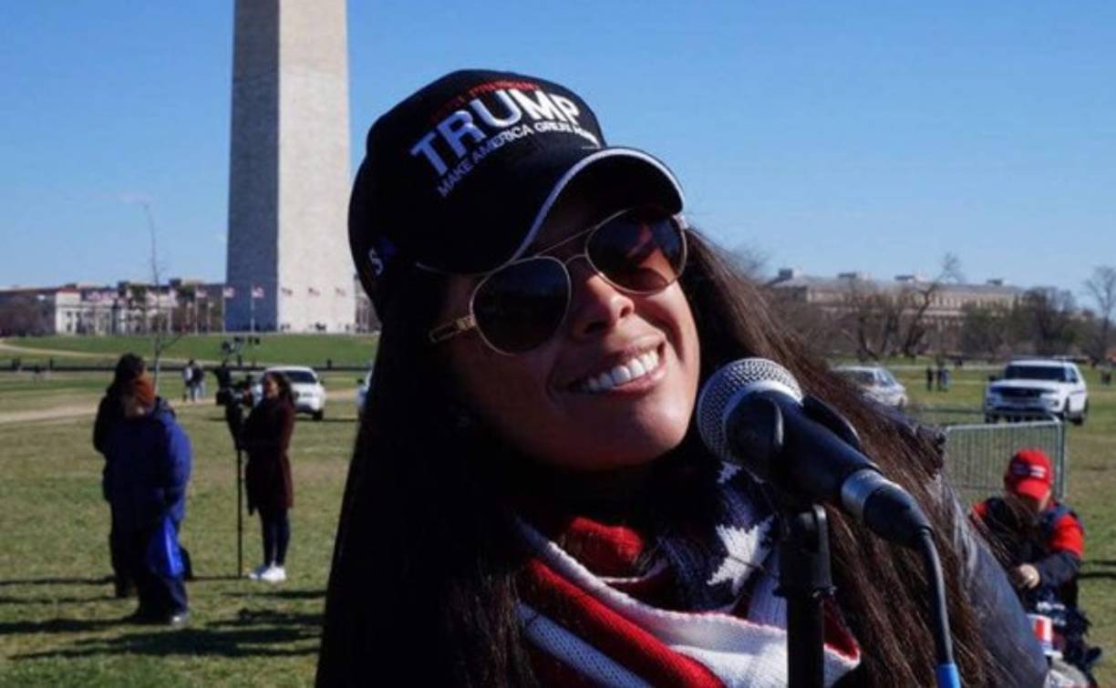 Desde su casa en Tijuana (México), Paloma Zuñiga atrae a 70,000 personas con su página 'Paloma for Trump', que, según explica a Efe durante una visita a Washington, creó cuando supo que Donald Trump quería ser presidente y vio en él 'un líder necesario para acabar con la destrucción de EEUU'.