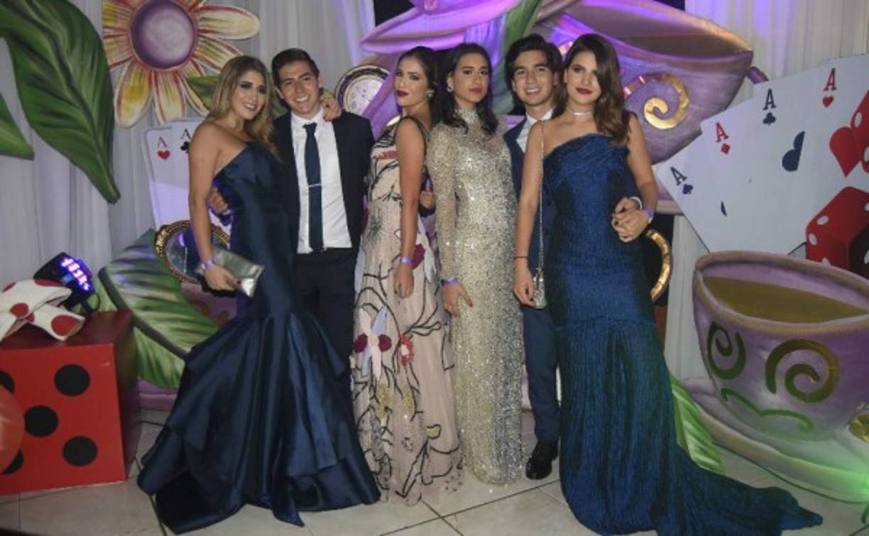 Antonella Kafati, Napoleón Larach, Estela Bueso, Estefanía Simán, Esteban Larach e Issabella Jaar.