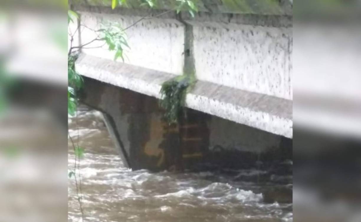 El frente frío también tiene incomunicadas varias aldeas en Colón y Atlántida, principalmente el municipio de Arizona﻿ por el desbordamiento del río Leán y otros afluentes.