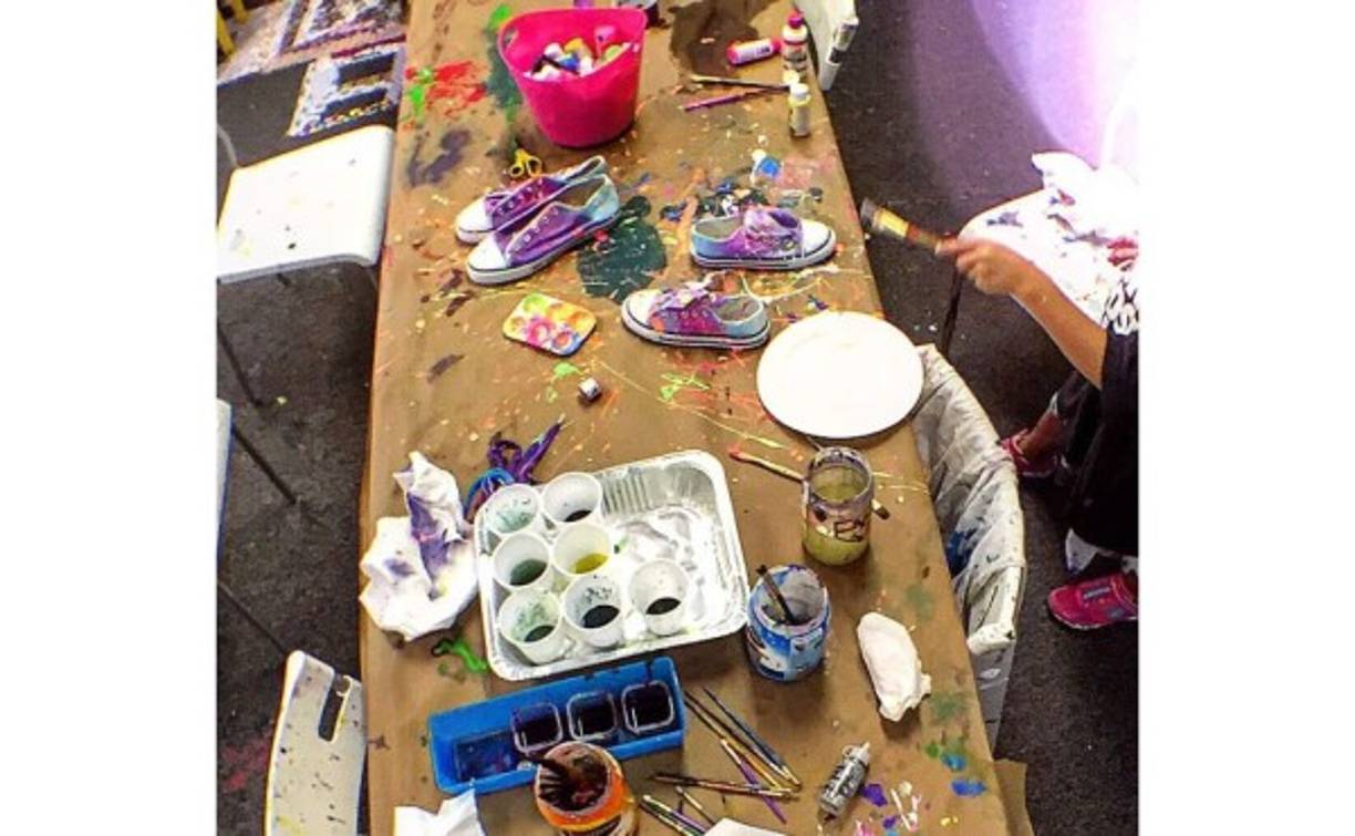 En una última imagen, Thalía muestra los exclusivos diseños que su pequeña realizó para las dos. “La creación del amor, hechos por mi hija para las dos”, dijo.