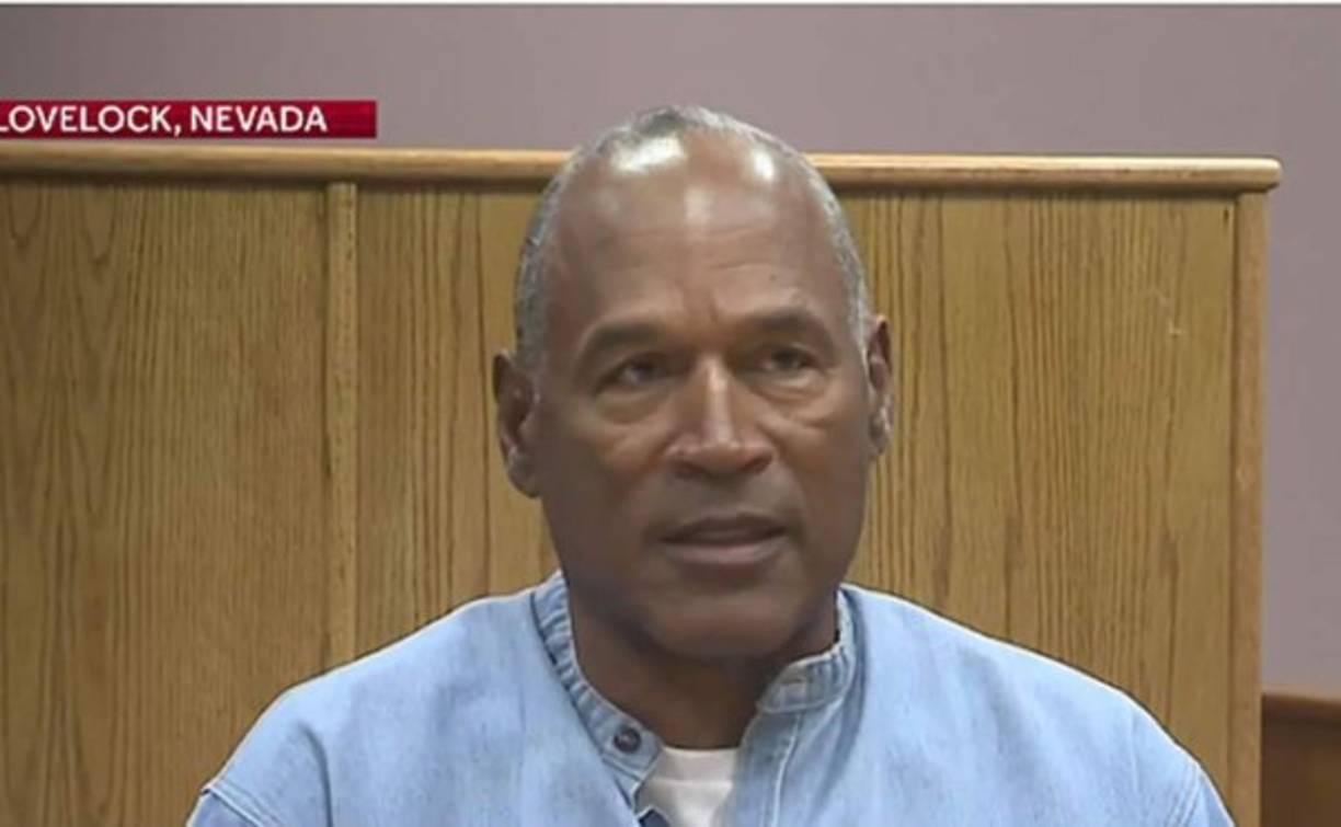 O.J. Simpson recibe libertad condicional. Simpson recibió la libertad condicional después de cumplir nueve años de los 33 años a los que fue condenado por robó en 2008. La Junta de Libertad Condicional recibió 'cientos' de cartas pidiendo considerar su condena de 1995.