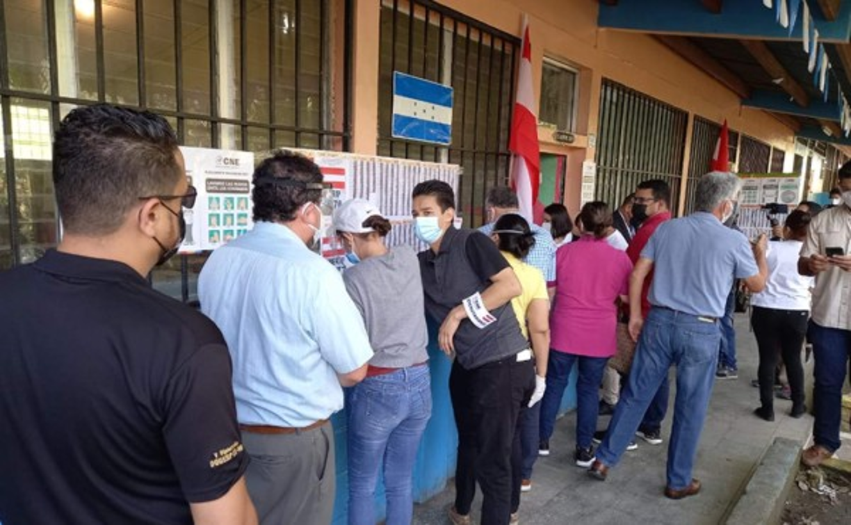 Los sampedranos han salido a votar y eso es evidente en los distintos centros de votación.