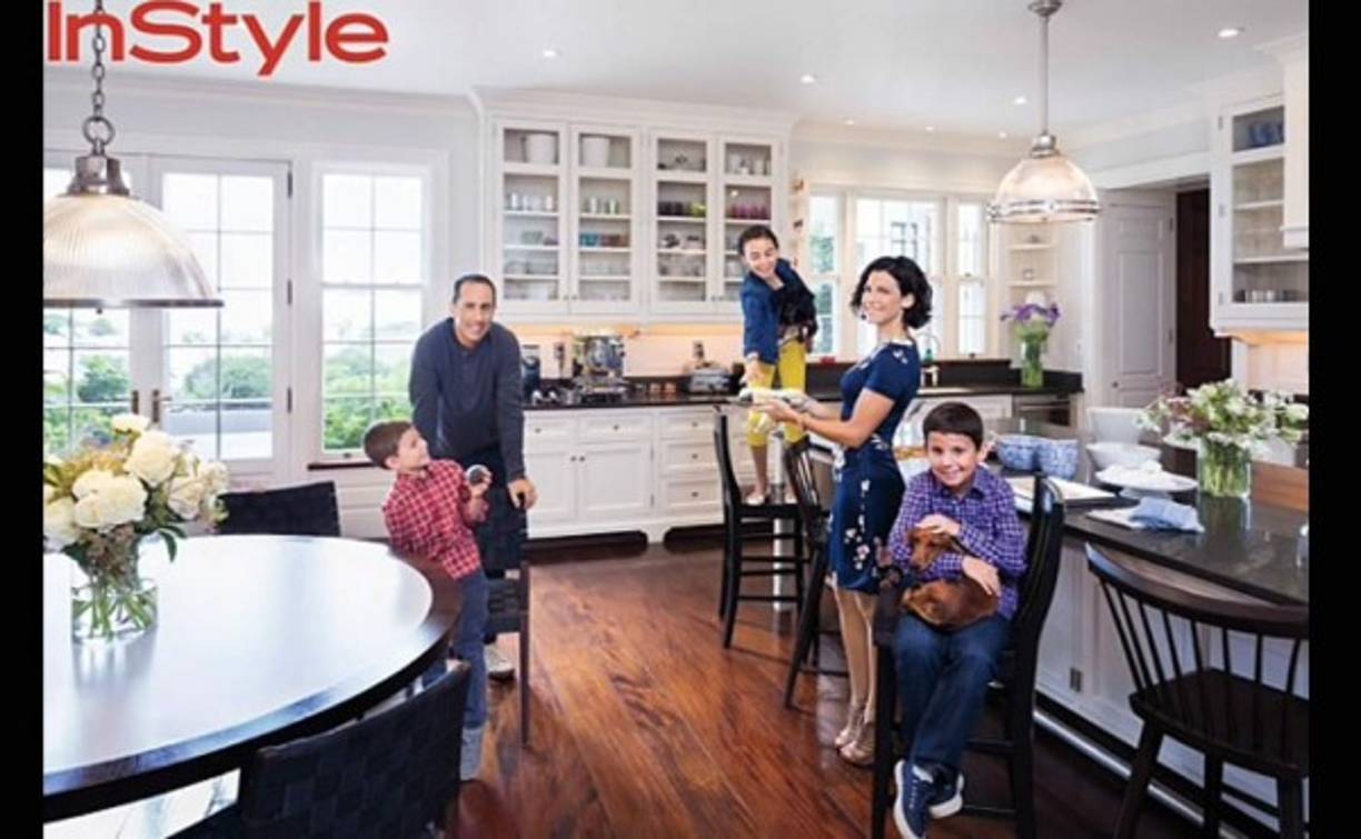 Ubicada en Hamptons, Nueva York, posee un campo de baseball, 22 garages y en 2007 fue nombrada por People como la mejor casa para summer parties.