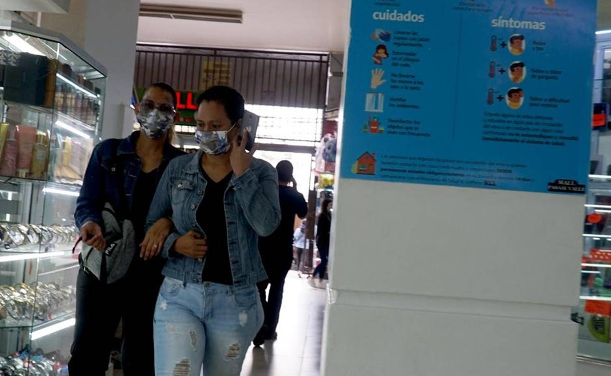 Además del frío se ha estado experimentando lluvias débiles a moderadas. 